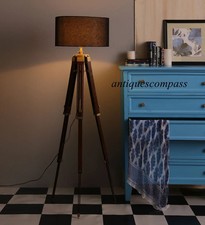 Lampada da terra treppiede