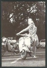 Liliane Brousse su Vespa