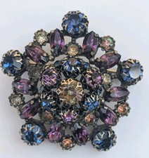 Spilla a cupola FIRMATA Elsa Schiaparelli multicolore marchese e strass rotondi