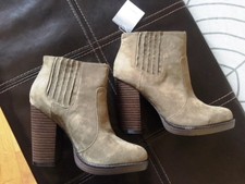 Stivaletti colore camoscio