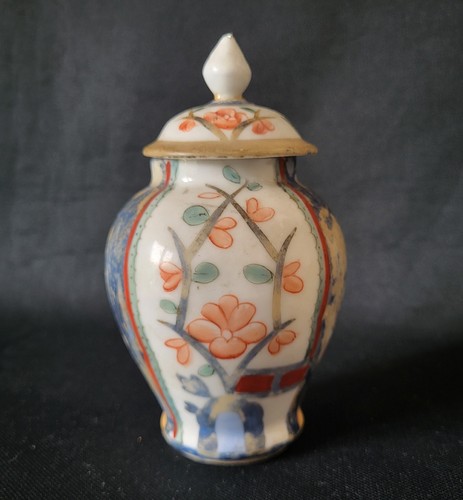 Antico vaso con coperchio