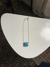 Collana di pietre blu su