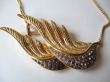 Valentino Garavani spilla e collana in metallo dorato e strass - Trifari Coro