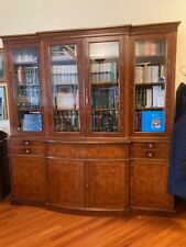 vetrina soggiorno elegante in radica di noce con ribaltina rivestita in pelle 