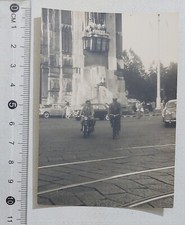 52330 0165 Foto d'epoca - Stazione centrale / Poliziotto in bici Milano anni 60