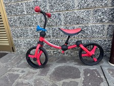 bici senza pedali rossa stile graffiti con telaio curvo e trombetta 