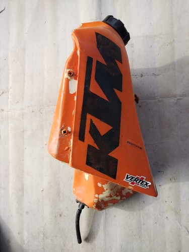 Serbatoio carburante con - carburante, tappo
