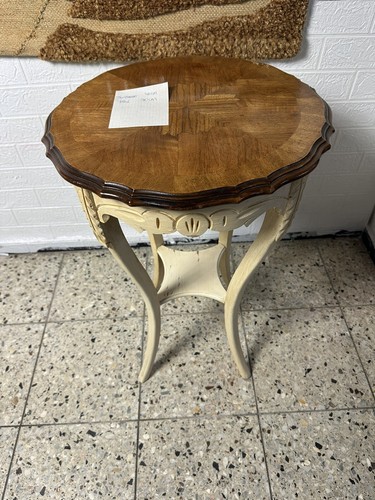 Tavolino rotondo intagliato