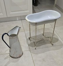 antico bidet vintage con brocca per acqua