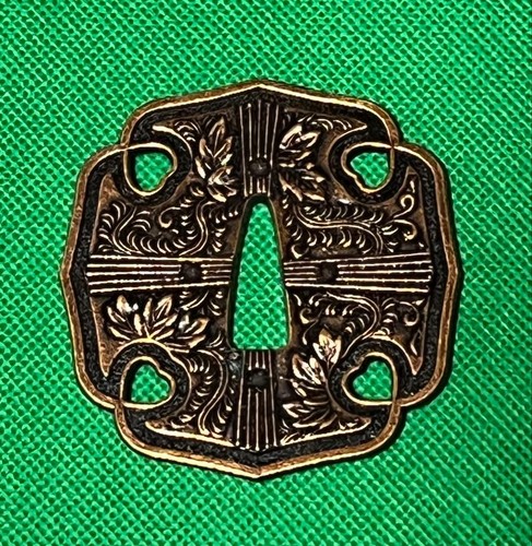 Tsuba con intaglio decorativo
