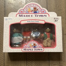 Maple Town Bobby Bear's Family