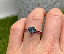 Anello con pietre preziose