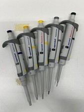Set complet de 5 Pipettes EPPENDORF RESEARCH PLUS - Calibrées et Fonctionnelles