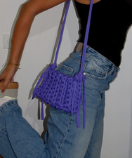 Borsetta Petite, handmade realizzata all'uncinetto in fettuccia viola, tracolla