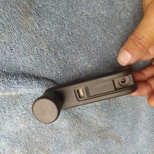 1x MANIGLIA ALZAVETRO FINESTRINO LANCIA THEMA MK2 DA 1988 A 1992  REF 82387608