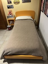 Letto singolo con comodino
