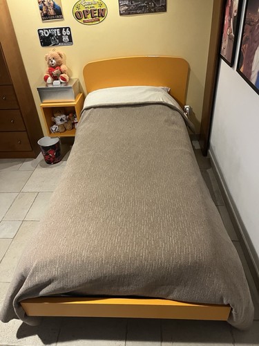 Letto singolo con comodino