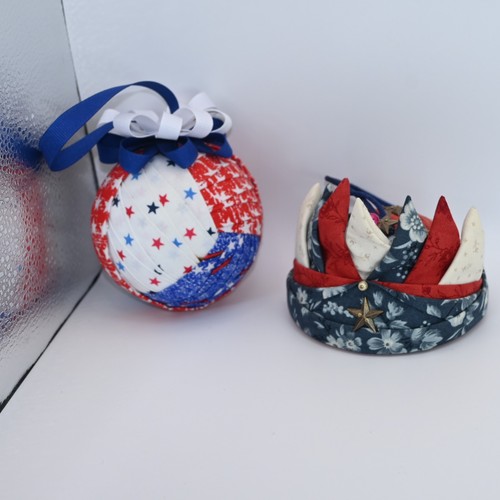 Ornamenti trapuntati fatti - , a