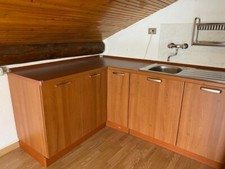 Ampio angolo cucina usata con lavello color marrone in buone condizioni