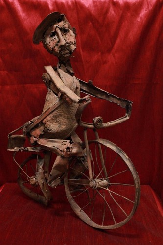 Statua ferro con materiali - ferro,