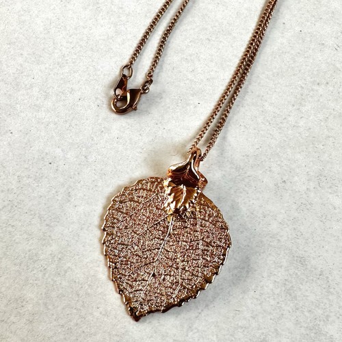 Collana con ciondolo foglia - , di