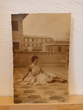 Donna seduta sul pavimento terrazzo romano Italia anni '50 moda anni '50