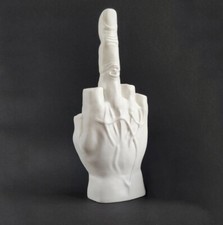 Statua design dito medio love borsa milano  Cattelan L.O.V.E.