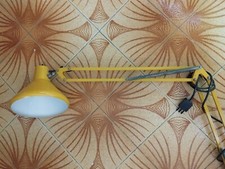 Lampada colore Giallo da Scrivania con morsetto. Ottimo stato. Molto versatile.