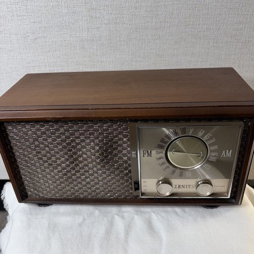 Antica radio elettrica plug-in
