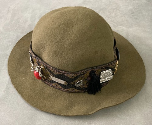 Cappello tirolese con - spille, e