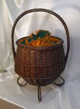 Cestino per il cucito in vimini e pannolenci con rivestimento interno in stoffa