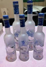 3 bottiglie vuote di vodka
