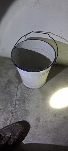 Vecchio secchio metallo - vecchio,