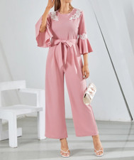 Tuta elegante con maniche arricciate e pizzo