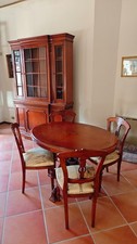 Vetrinetta e tavolo con sedie abbinate in ciliegio 