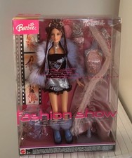 Barbie bambola sfilata di moda