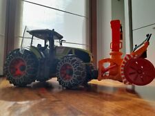Trattore spala neve bruder marca CLAAS con catene alle gomme e pala da neve