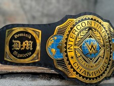 Nuova cintura titolo Intercontinental Wrestling Heavyweight Champion Dominik Mysterio