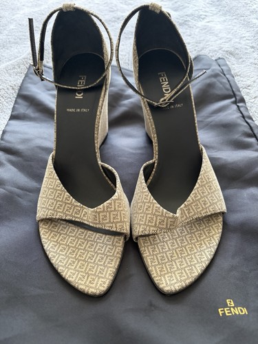 Sandali con zeppa - , fendi