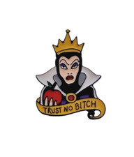 Spilla in metallo smaltato Strega Biancaneve Grimilde