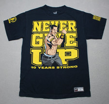 WWE John Cena Shirt Uomo Med Never Give Up 10 Years Strong Wrestling Tee 2010s