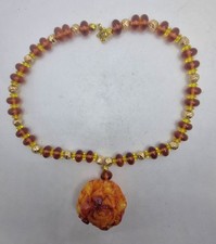 COLLANA IN AMBRA CON GRANDE PENDENTE a rosa in ambra bicolore, collana iconica