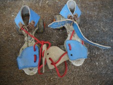 Pattini a rotelle vecchi antichi vintage - pesanti segni del tempo