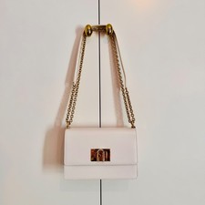 Borsa Furla a tracolla