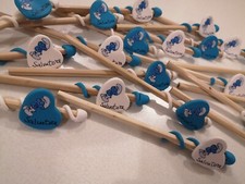 MATITA DECORO IN FIMO A TEMA PUFFI O PERSONAGGIO A SCELTA DOPOFESTA SEGNAPOSTO