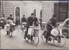 1958 UDINE consegna pacchi postini biciclette ciclisti Fotografia Tino