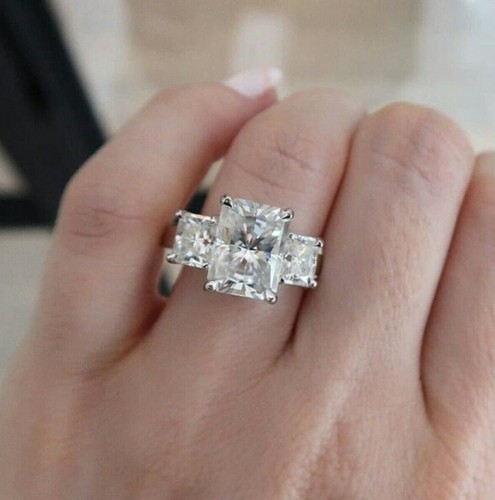 Anello tre pietre aureola