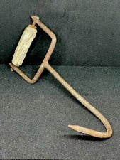 Antico gancio primitivo in
