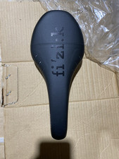 Sella N.O.S Nera Fizik M5 Tundra con guide in lega