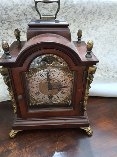 Antico orologio meccanico - , in